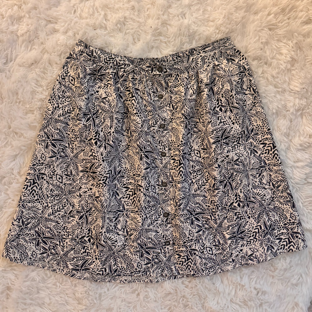 Black and off white skirt - soooo cute